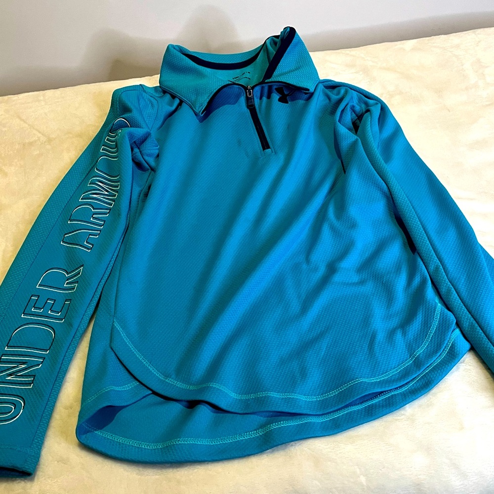 💝3/$30 💝free gift with purchase. This is a under armor blue shirt.